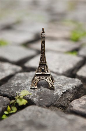 souvenir - Miniature Eiffel Tower on Cobblestone Street Foto de stock - Con derechos protegidos, Código: 700-03907554