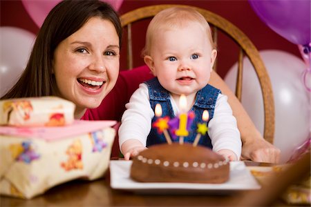 Mère et bébé fille à la première fête d'anniversaire Photographie de stock - Rights-Managed, Code: 700-03908023