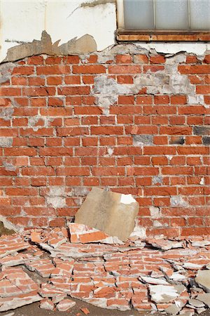 run down - Crumbling Brick Wall Foto de stock - Con derechos protegidos, Código: 700-03958141