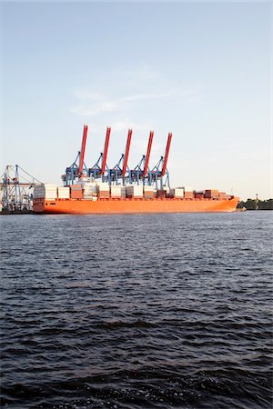 Cargo Ship at Dock, Hamburg, Germany Foto de stock - Con derechos protegidos, Código: 700-03958143