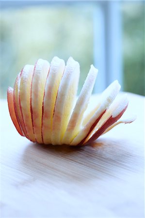 simsearch:824-07310382,k - Peeled And Sliced Red Devil Apple On Wood Stockbilder - Lizenzpflichtiges, Bildnummer: 824-07310372