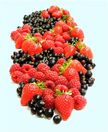 simsearch:824-07562812,k - Mixed Summer Berries On White Background Photographie de stock - Rights-Managed, Code: 824-07562804