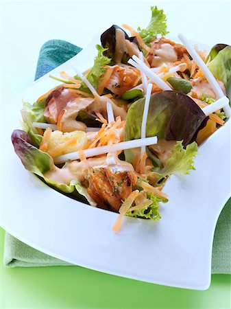 Grilled salmon mixed leaf pineapple mooli grated carrot salad Photographie de stock - Rights-Managed, Code: 824-07585814