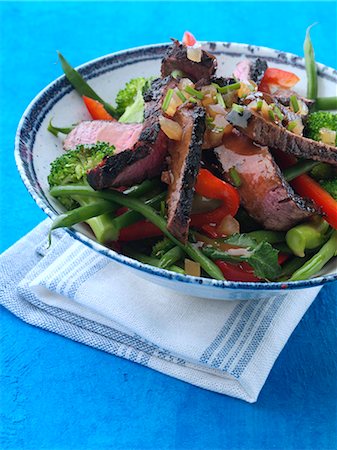 Chargrilled fillet steak strips with vegetable salad honey ginger dressing Foto de stock - Con derechos protegidos, Código: 824-07585819