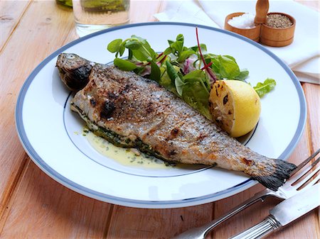 pescado - Individual portion of broiled rainbow trout and salad Foto de stock - Con derechos protegidos, Código: 824-07585833