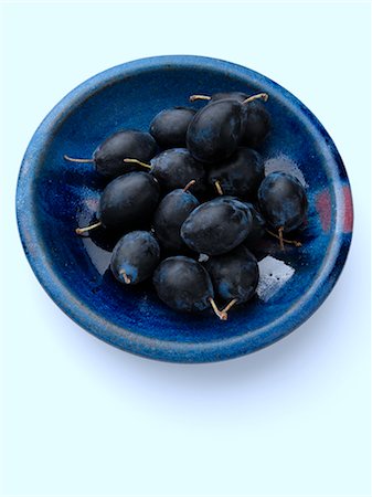 simsearch:824-07585872,k - Ripe damsons in a blue bowl on a white background Stock Photo - Rights-Managed, Code: 824-07585856