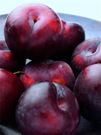 Ripe plums close up Foto de stock - Con derechos protegidos, Código: 824-07585857