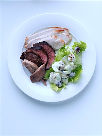 pavo (alimento) - Individual portion of meat and salad Foto de stock - Con derechos protegidos, Código: 824-07585875