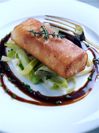Individual serving of fish paupiette sautéed leeks with borolo sauce Photographie de stock - Rights-Managed, Code: 824-07585933
