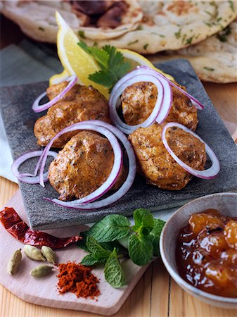 Chicken tikka with red onion slices and spices Foto de stock - Con derechos protegidos, Código: 824-07585945