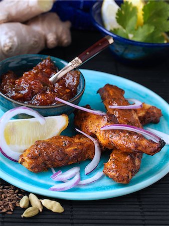 Chicken tandoori with red onions and chutney Foto de stock - Con derechos protegidos, Código: 824-07585943