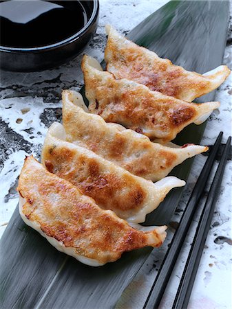 feuilles - Pan fried gyoza Photographie de stock - Rights-Managed, Code: 824-07585959