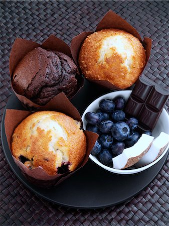 simsearch:824-07586323,k - Blueberry chocolate coconut muffins with fruit and chocolate pieces Stockbilder - Lizenzpflichtiges, Bildnummer: 824-07585989