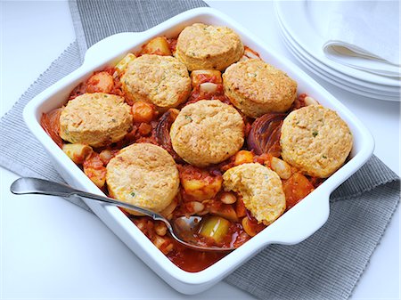 simsearch:824-07585900,k - A casserole dish of roast vegetable stew with cobblers Stockbilder - Lizenzpflichtiges, Bildnummer: 824-07586032