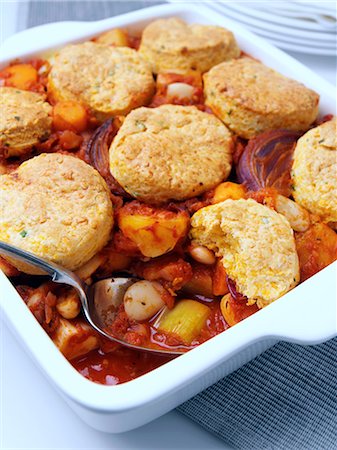 simsearch:824-07586195,k - A casserole dish of roast vegetable stew with cobblers Stockbilder - Lizenzpflichtiges, Bildnummer: 824-07586033