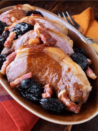 A platter of double pork chops with lardons and prunes Foto de stock - Con derechos protegidos, Código: 824-07586073