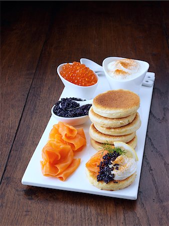 Blini with smoked salmon salmon roe and sour cream Foto de stock - Con derechos protegidos, Código: 824-07586086