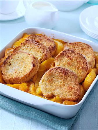 Peach cobbler whole in a serving dish Foto de stock - Con derechos protegidos, Código: 824-07586133