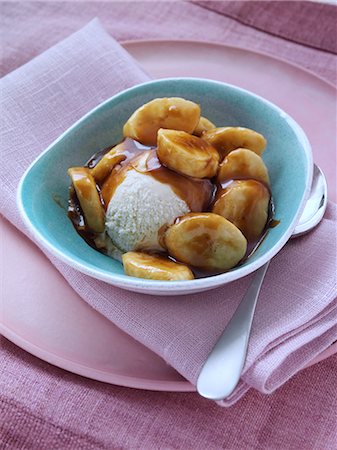 spoon with syrup - Individual portions of banana foster pudding Stock Photo - Rights-Managed, Code: 824-07586141