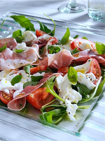 sole (meal) - Burrito prosciutto ham and tomato salad Foto de stock - Con derechos protegidos, Código: 824-07586155