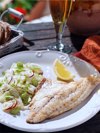 simsearch:824-07586230,k - Sea bream with fennel and radish salad Stockbilder - Lizenzpflichtiges, Bildnummer: 824-07586168