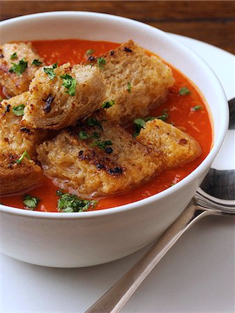 simsearch:824-07586195,k - Individual portion of red pepper soup with croutons Photographie de stock - Rights-Managed, Code: 824-07586175
