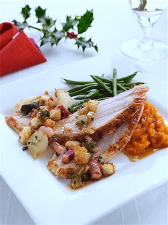 Roast turkey slices with stuffing and carrot puree Foto de stock - Con derechos protegidos, Código: 824-07586189