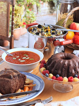 pot of gold - Pressure cooker beef pot roast tomato soup chocolate truffle ring cake clams macaroni Stock Photo - Rights-Managed, Code: 824-07586180