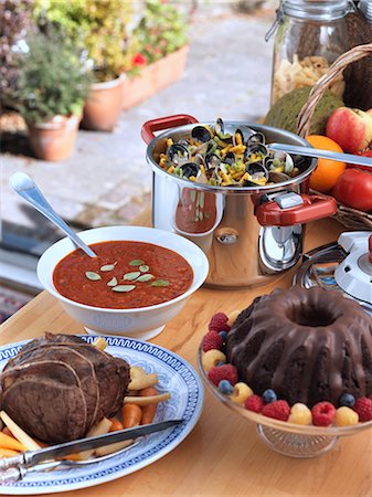 pot food - Pressure cooker soup pot roast chocolate cake Stock Photo - Rights-Managed, Code: 824-07586181