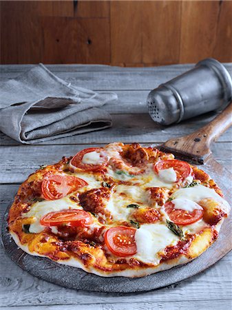 flach - Margherita pizza Stockbilder - Lizenzpflichtiges, Bildnummer: 824-07586198
