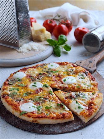 simsearch:824-07586195,k - Four cheeses pizza Stockbilder - Lizenzpflichtiges, Bildnummer: 824-07586204