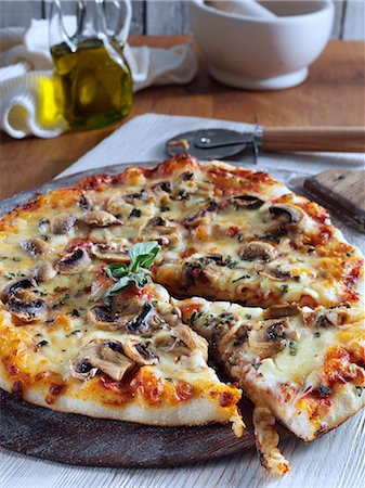 rodajas - Mushroom pizza Foto de stock - Con derechos protegidos, Código: 824-07586201