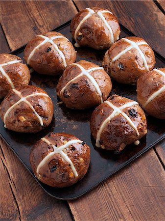 piquant (épicé) - Hot cross buns on a baking sheet Photographie de stock - Rights-Managed, Code: 824-07586245