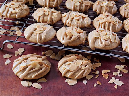 simsearch:824-07586331,k - Cinnamon almond cookies Stockbilder - Lizenzpflichtiges, Bildnummer: 824-07586363