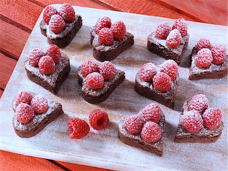 Valentines Day brownies Stockbilder - Lizenzpflichtiges, Bildnummer: 824-07586370