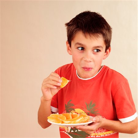simsearch:824-02888213,k - Child eating orange Foto de stock - Direito Controlado, Número: 824-02291809