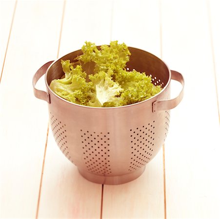 sieb - Lettuce in metal colander Foto de stock - Con derechos protegidos, Código: 824-02291889