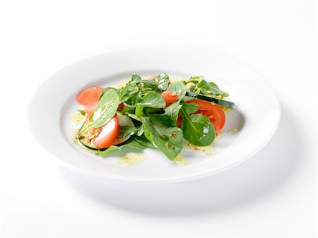 Salade de roquette avec la vinaigrette huile de piment, de concombre et de tomates Photographie de stock - Rights-Managed, Code: 824-02626166