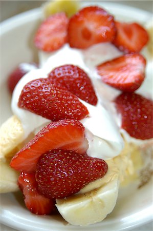 Banana with Ice cream, Cream & Strawberries Stock Photo - Rights-Managed, Code: 824-02888675