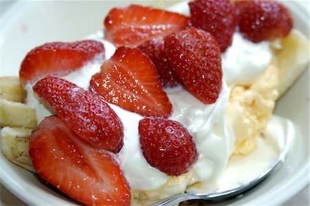 simsearch:824-02888213,k - Banana with Icecream, Cream & Strawberries Foto de stock - Direito Controlado, Número: 824-02888676