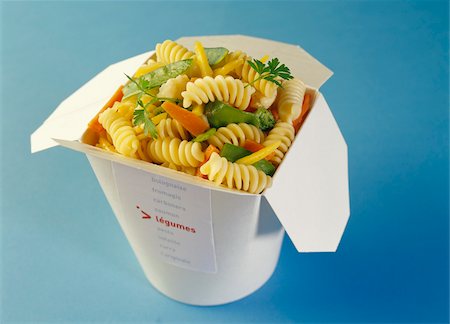 sugar pea - Take-away punnet of fusilli with vegetables Stock Photo - Rights-Managed, Code: 825-05814033