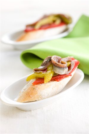 simsearch:652-03802623,k - Anchovies and peppers on a bite-size slice of bread Foto de stock - Con derechos protegidos, Código: 825-05814214