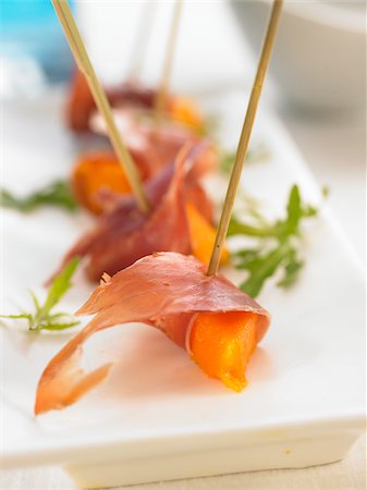 simsearch:825-05812940,k - Serrano ham and melon mini skewers Fotografie stock - Rights-Managed, Codice: 825-05814219