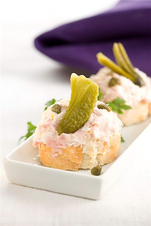 simsearch:652-03802572,k - Mayonnaise sur une tranche de bouchées de pain, de œufs et de jambon d'York Photographie de stock - Rights-Managed, Code: 825-05814212