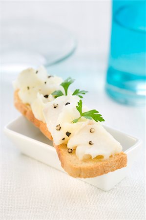 simsearch:825-05814214,k - Morue à l'ail et le poivre sur toast Photographie de stock - Rights-Managed, Code: 825-05814232