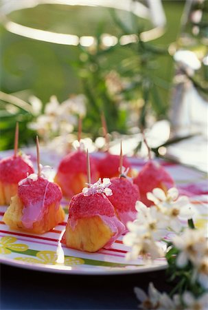 simsearch:652-03804341,k - Pineapple and strawberry Tagada candy skewers Foto de stock - Con derechos protegidos, Código: 825-05814399