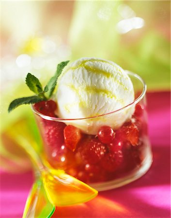 sorbet - Glace citron crème sauce au Limoncello et fruits d'été Photographie de stock - Rights-Managed, Code: 825-05814445