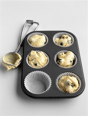 simsearch:652-03801546,k - Remplir les moules avec le mélange à muffin Photographie de stock - Rights-Managed, Code: 825-05814546
