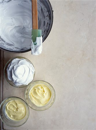 espátula - Adding the meringue to the verrines half full of lemon sorbet Foto de stock - Con derechos protegidos, Código: 825-05814548