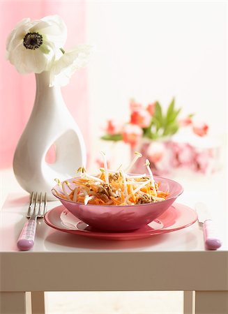 simsearch:825-07077528,k - Grated carrot,bean sprout and walnut salad Foto de stock - Con derechos protegidos, Código: 825-05814583